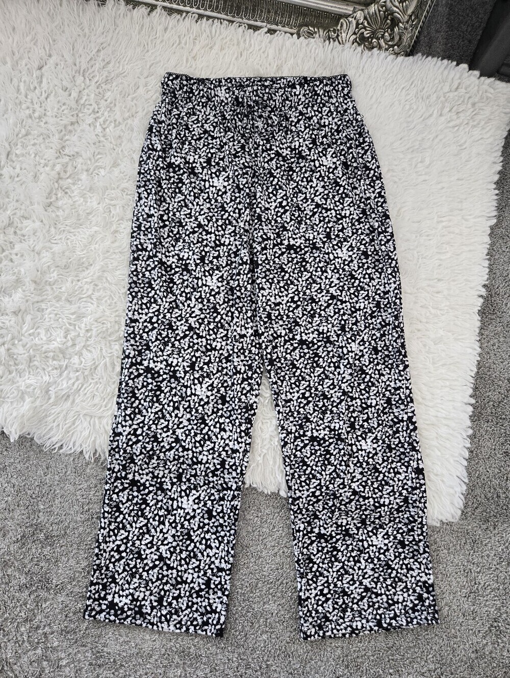 Tahari black and white abstract print lightweight wide-leg sleep Pants. Large